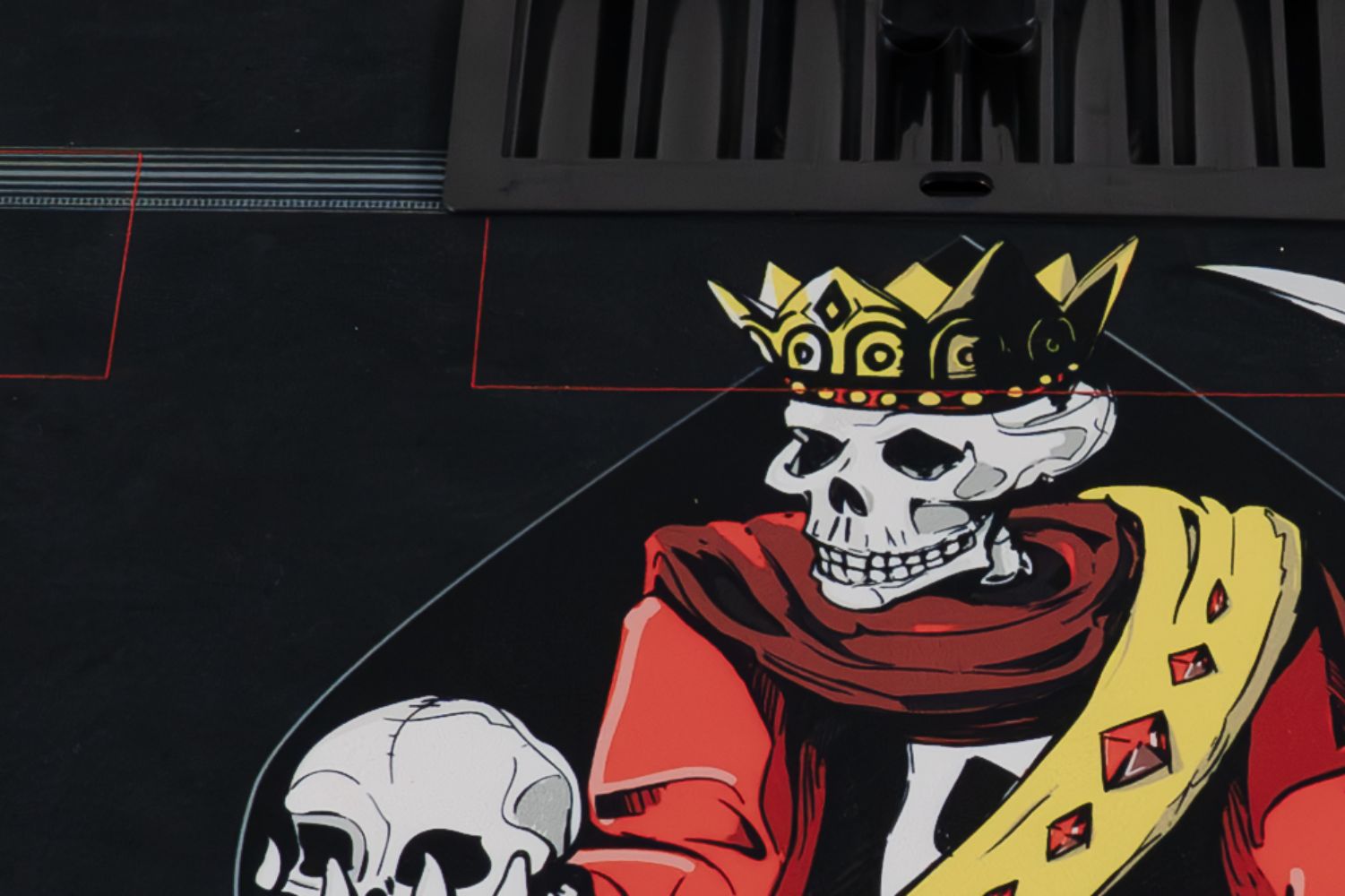 A close-up of the center design on the BBO Poker Tables Aces Pro Plus Poker Table reveals a skull wearing a crown