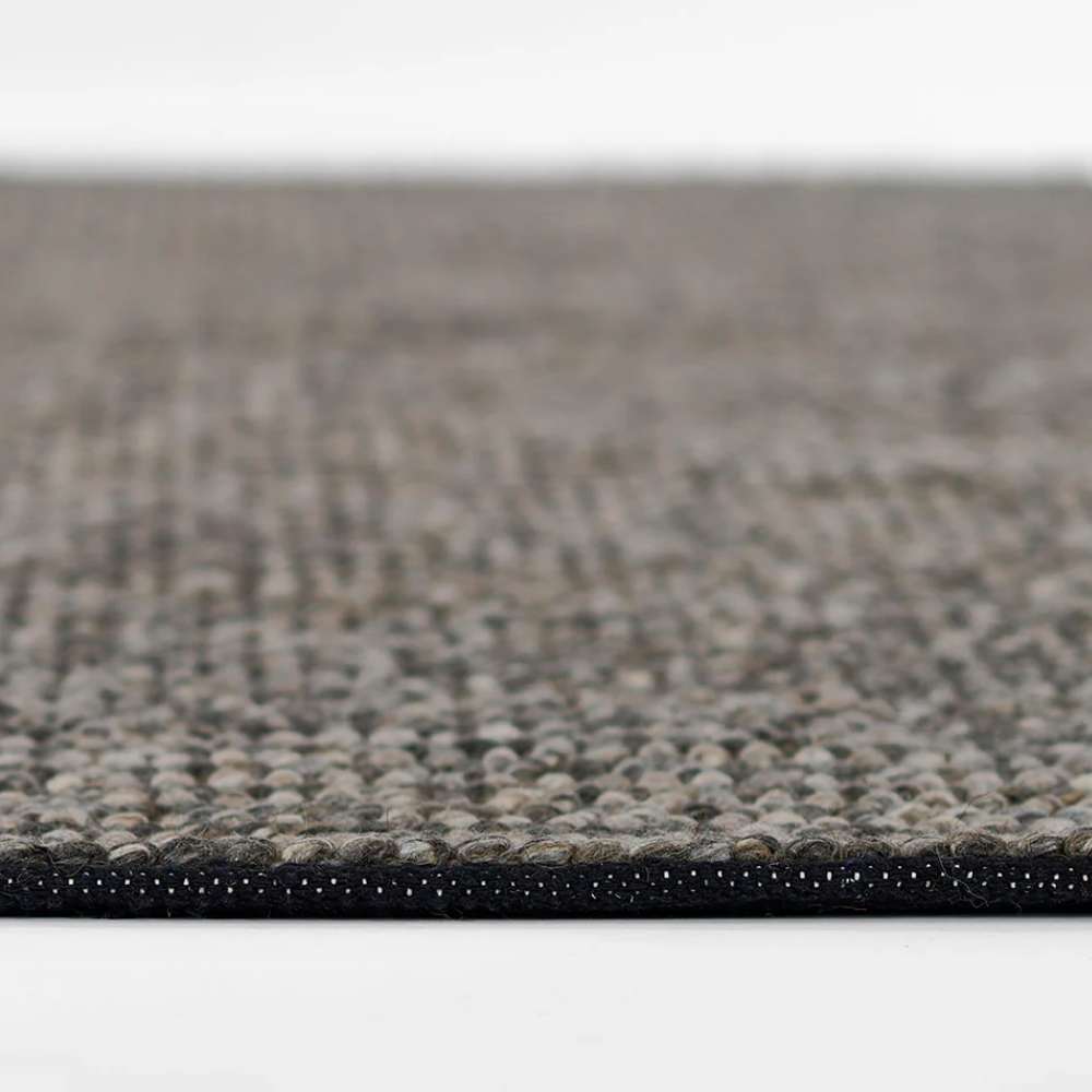 Close-up side view shows the flat woven texture of Momeni Andes Indoor Rug - AND-8 Charcoal