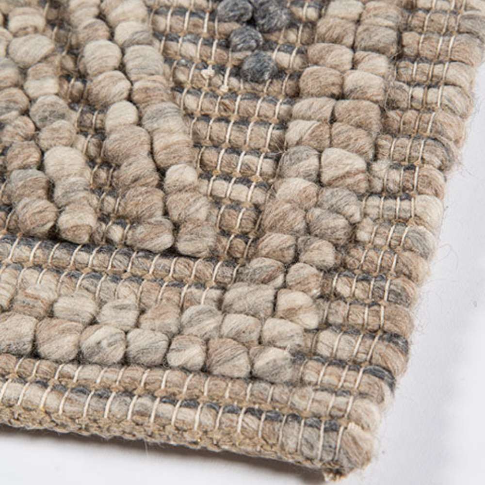 Edge of Momeni Andes Indoor Rug - AND-2 Beige displays its thick wool weave