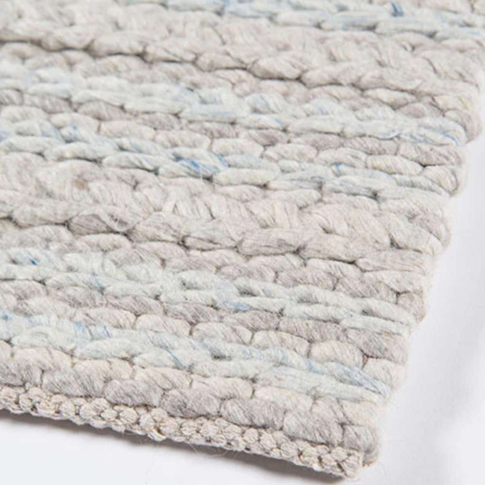 Edge of Momeni Andes Indoor Rug - AND-4 Light Grey displays its fine craftsmanship with tightly finished borders