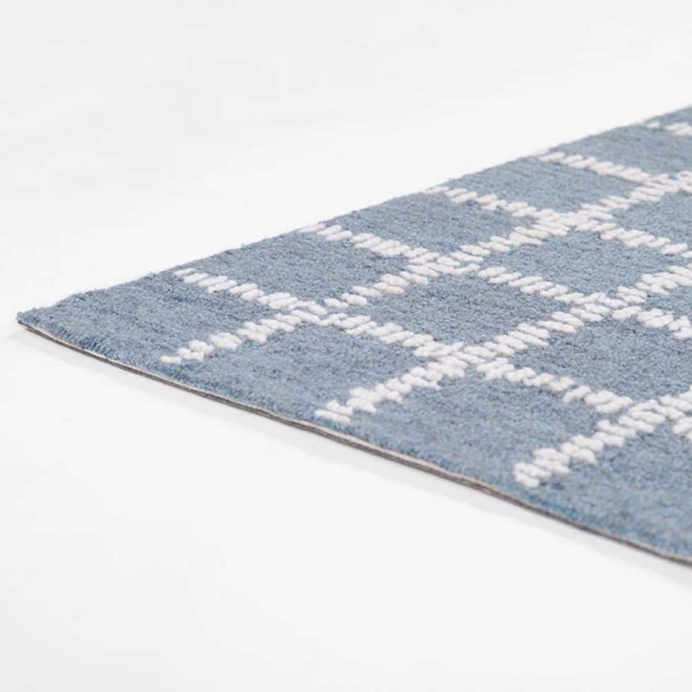 Momeni Archer Indoor Rug - ARC-3 Blue lies flat, showcasing its thin yet plush profile and smooth edges